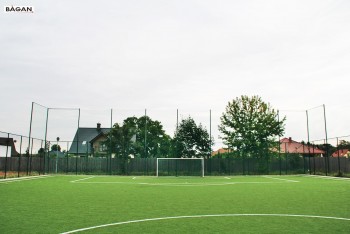 Zabezpieczenie ścian i okien szkolnych przy boisku – piłkołapy